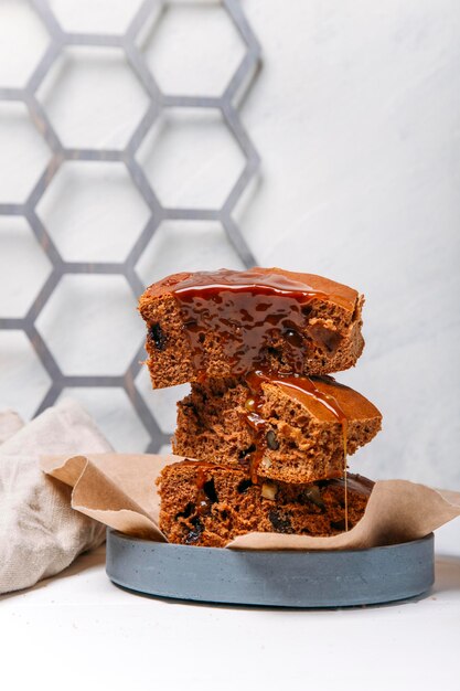 brownie au chocolat aux noix et amandes sur fond blanc