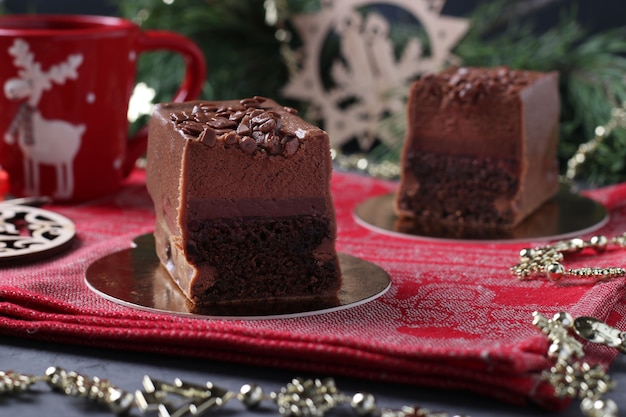 Brownie au chocolat avec confit de framboises et glaçage au chocolat gourmet recouvert de mousse au café sur la surface du nouvel an