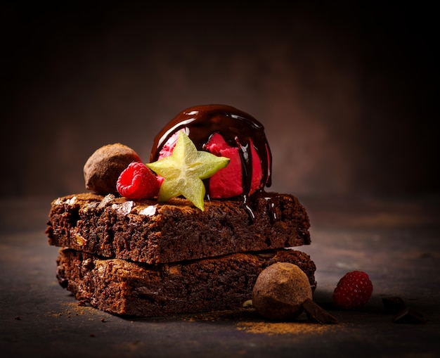 Photo brownie au chocolat avec crème glacée au chocolat et fruits.