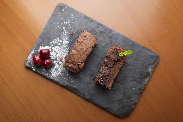 Photo brownie au chocolat crémeux aux cerises