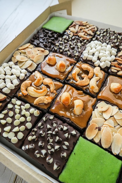 Brownie au chocolat avec diverses garnitures en boîte