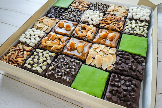 Brownie au chocolat avec diverses garnitures en boîte