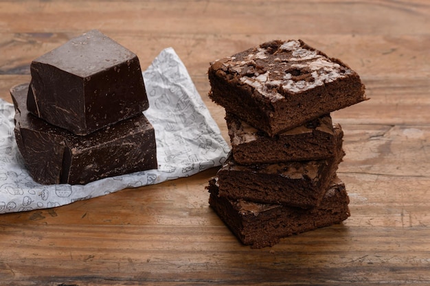 brownie au chocolat empilé sur une base en bois