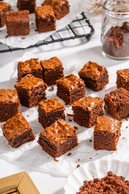 Un brownie au chocolat est une confiserie au chocolat carrée ou rectangulaire