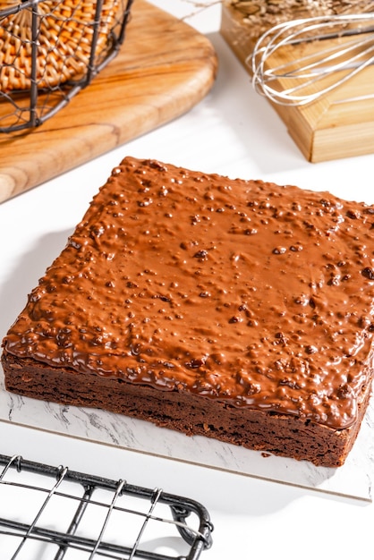 Un brownie au chocolat est une confiserie au chocolat carrée ou rectangulaire