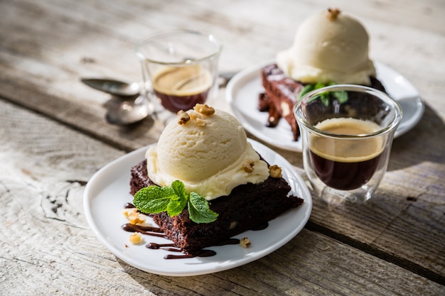 Brownie Au Chocolat Avec Glace à La Vanille, Noix Et Menthe