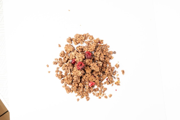 Photo brownie au chocolat granola pile isolé cacao muesli céréales croustillantes farine d'avoine avec cerises séchées