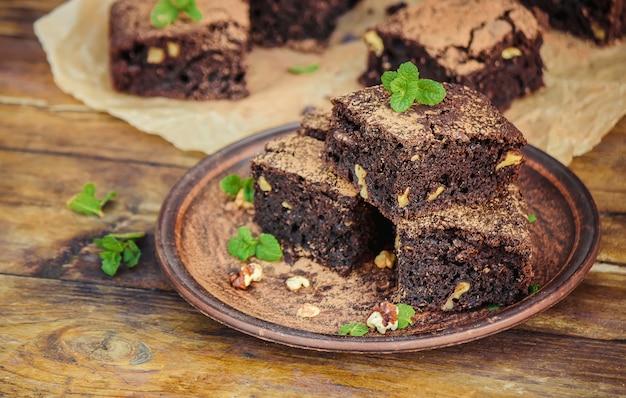 Brownie au chocolat, mise au point sélective. Nourriture et boisson.