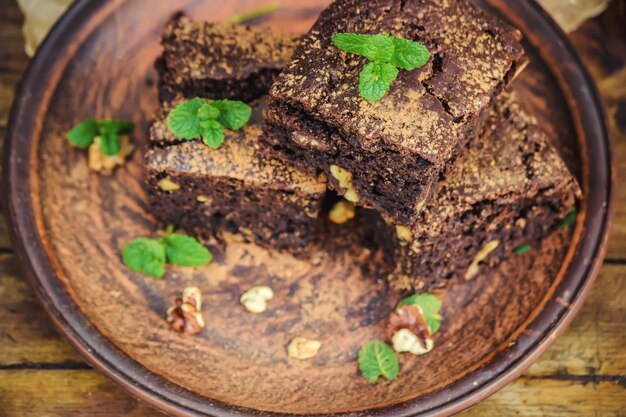 Brownie au chocolat, mise au point sélective. Nourriture et boisson.