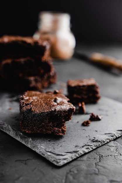 Brownie au chocolat sur pierre d'ardoise noire