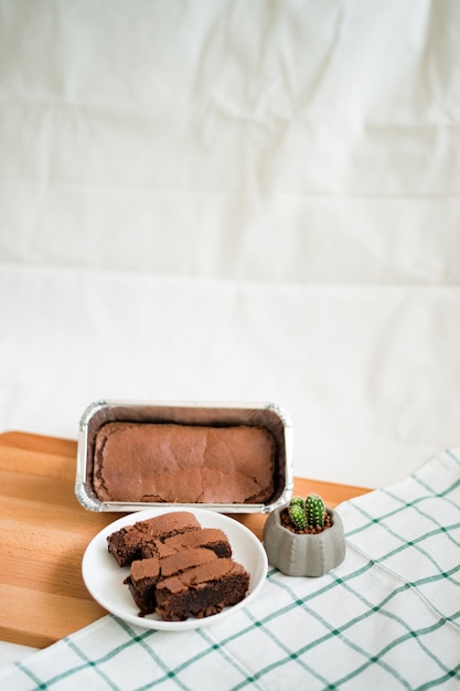 Brownie au chocolat sur une planche à découper