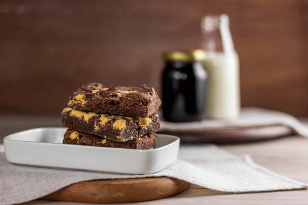 Brownie au chocolat sur une plaque blanche