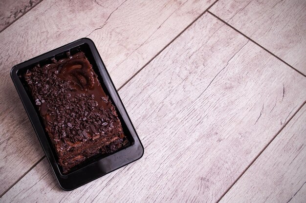 Photo brownie au chocolat sur une table en bois libre