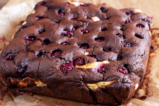 Photo brownie au fromage cottage et cerises sur table en bois