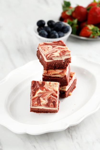 Brownie au fromage à la crème au chocolat et velours rouge avec motif tourbillon sur le dessus, délicieux gâteau fait maison à deux couches.