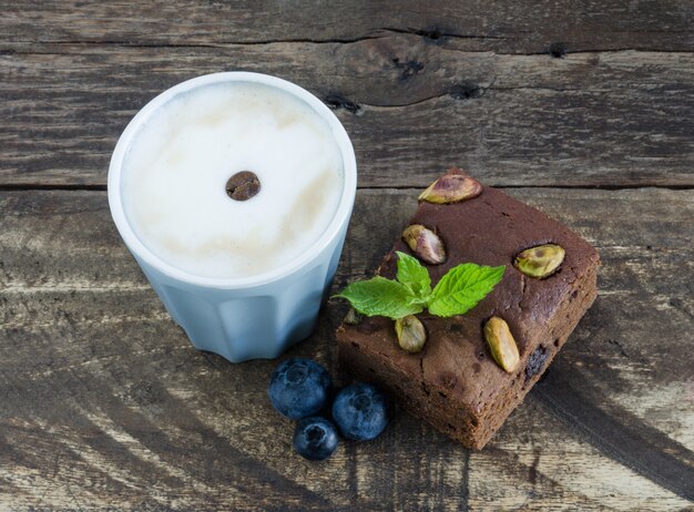 Photo brownie aux fruits et verre de café.