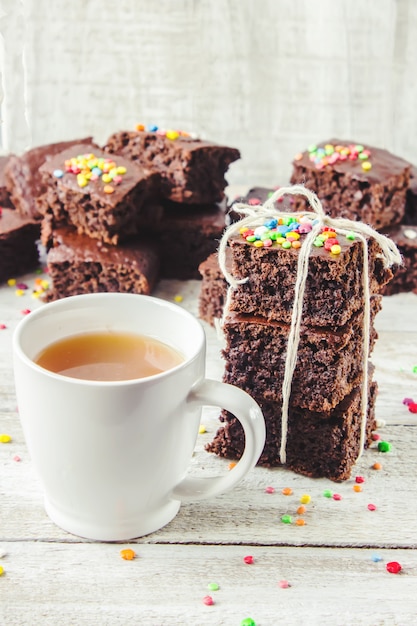 Brownie biscuit maison avec Cham vert pour le petit déjeuner. Mise au point sélective. Fond en bois