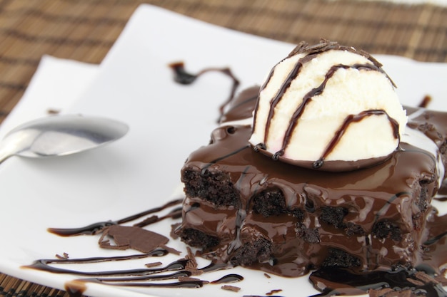 Brownie avec de la crème glacée sur le plat