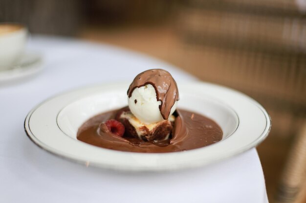 Brownie avec crème glacée et sauce au chocolat Brownie avec framboises