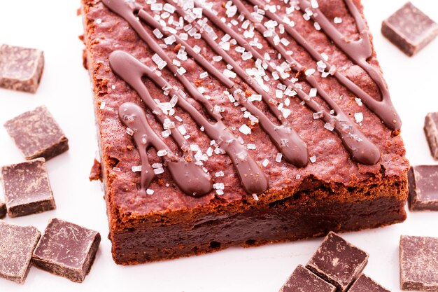 Brownie sucré et salé sur fond blanc.