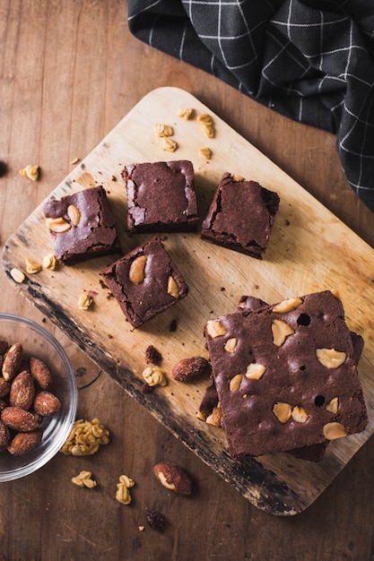 brownie sur la table en bois