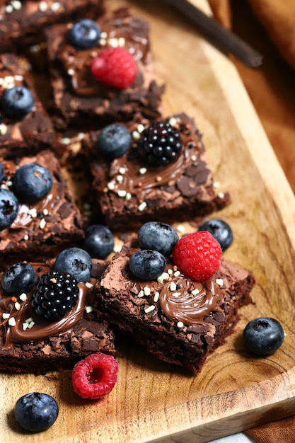 Brownies au chocolat avec crème de noisette et baies