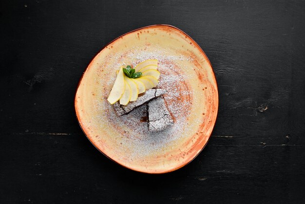 Brownies au chocolat Dessert avec Pâtisserie Dessert Poire Sur un fond en bois Vue de dessus Espace de copie gratuit