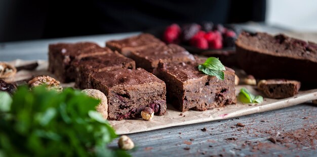 Brownies au chocolat faits maison sur une surface sombre.