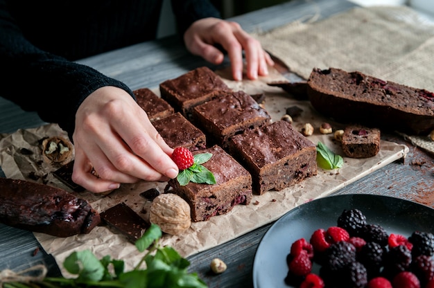 Brownies au chocolat faits maison sur une surface sombre.