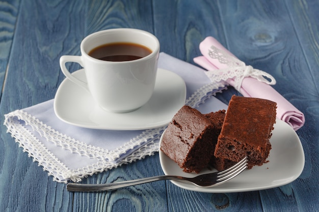 Brownies au chocolat sur un fond en bois foncé