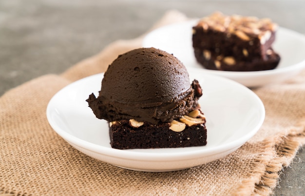 brownies au chocolat avec glace au chocolat