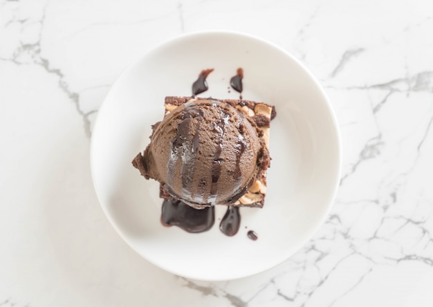 brownies au chocolat avec glace au chocolat