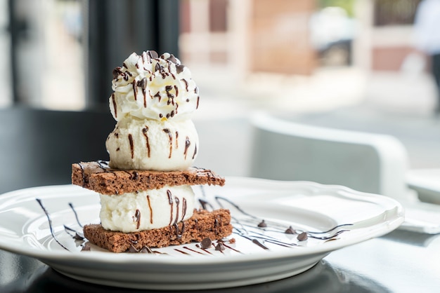 brownies au chocolat avec glace à la vanille