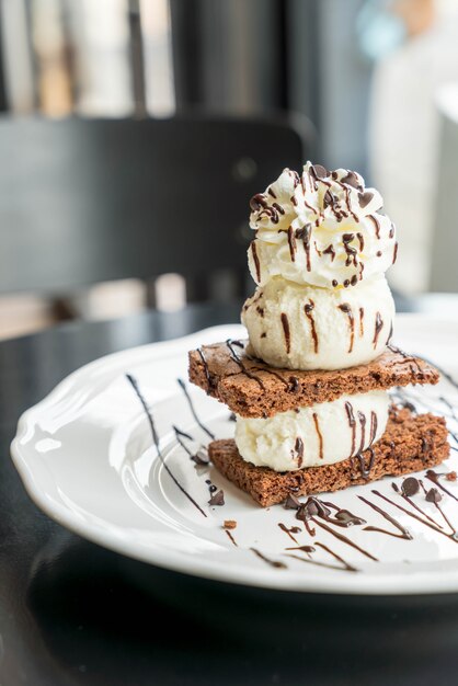 Brownies Au Chocolat Avec Glace à La Vanille