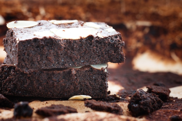 Brownies au chocolat noir avec garniture aux amandes