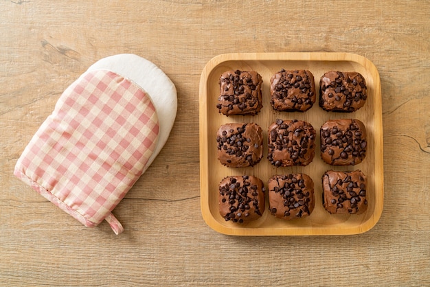 Brownies au chocolat noir avec des pépites de chocolat sur le dessus