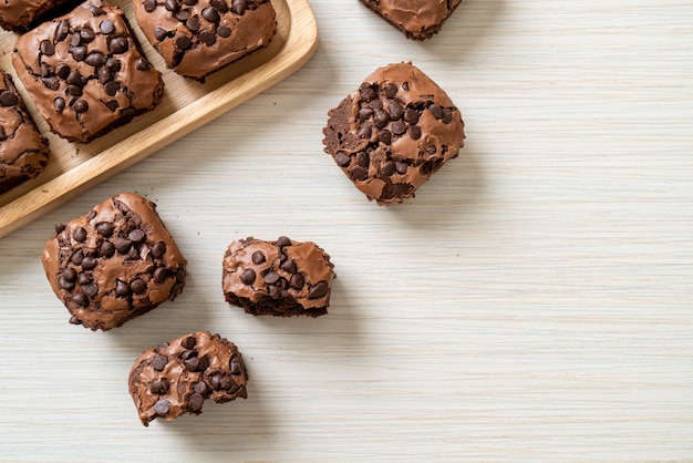 Brownies au chocolat noir avec des pépites de chocolat sur le dessus