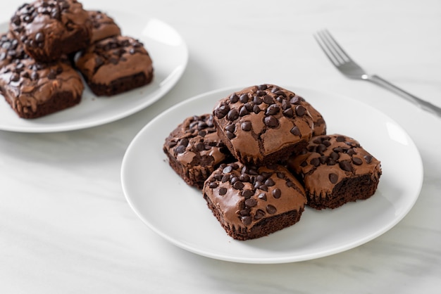 brownies au chocolat noir avec des pépites de chocolat sur le dessus