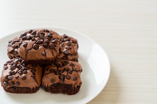 brownies au chocolat noir avec des pépites de chocolat sur le dessus