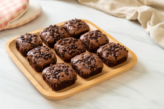 brownies au chocolat noir avec des pépites de chocolat sur le dessus