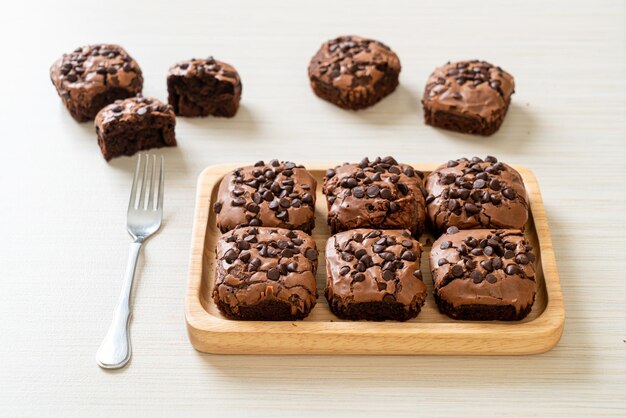 Brownies au chocolat noir avec des pépites de chocolat sur le dessus