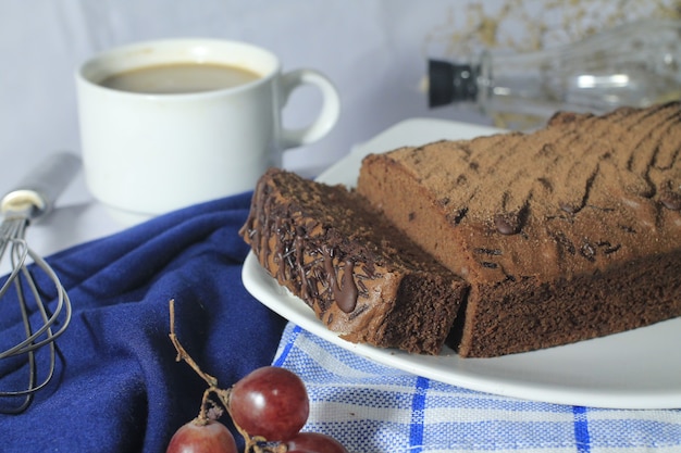 Brownies au chocolat sur une plaque blanche