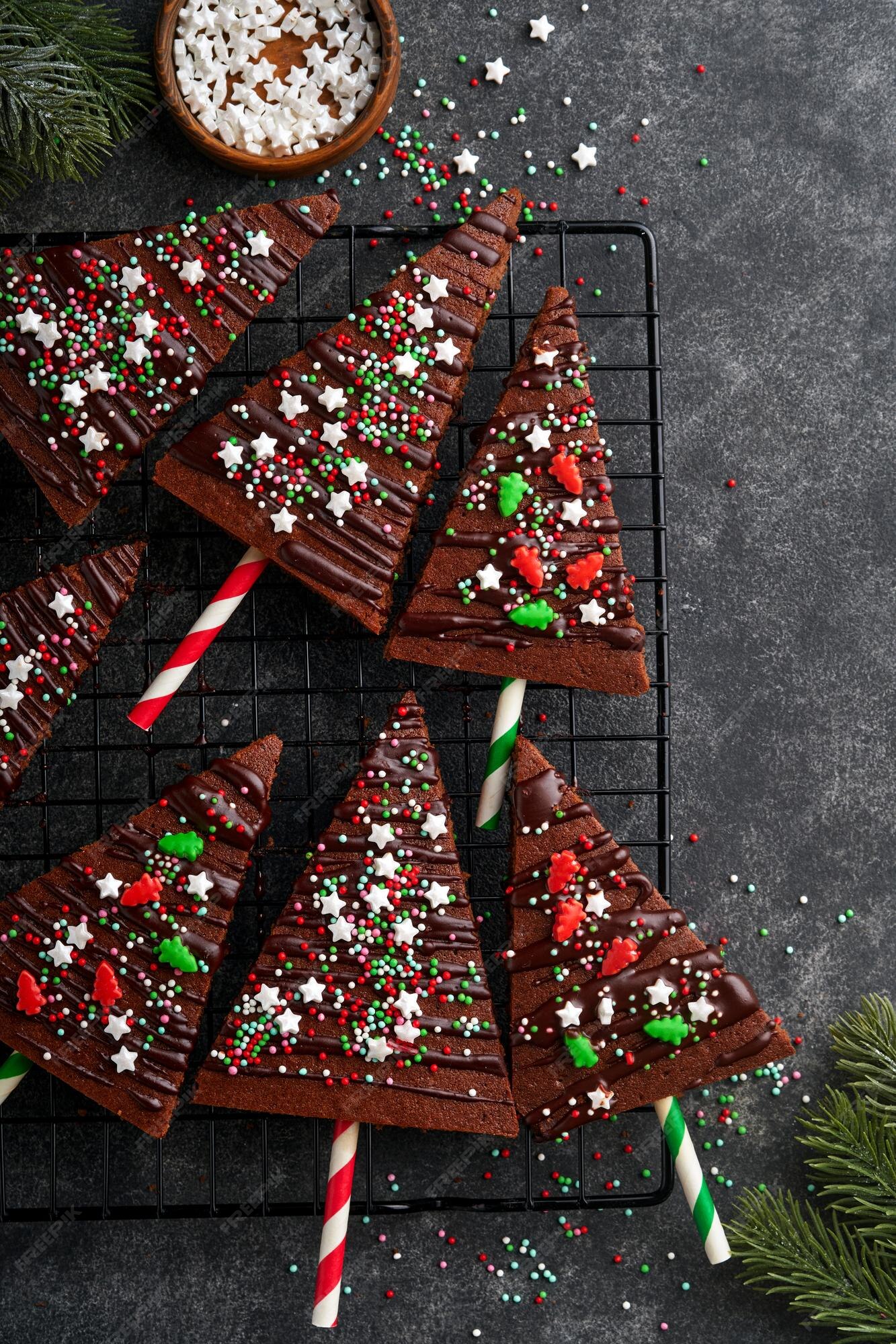 Brownies au chocolat Sapin de Noël avec glaçage au chocolat et pépites