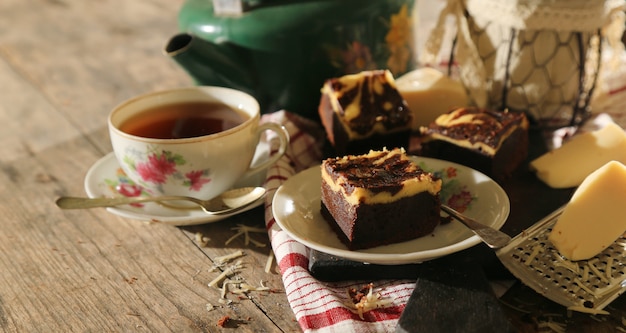 Photo brownies au chocolat en tranches avec du fromage