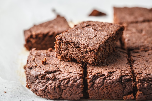 Brownies au chocolat végétaliens sur fond blanc.