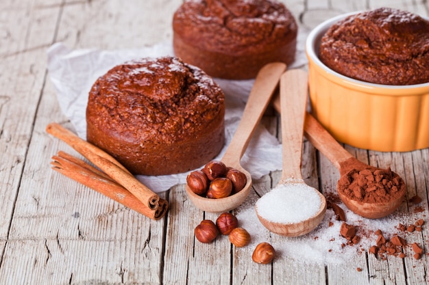 Brownies au four, sucre, noisettes et cacao en poudre