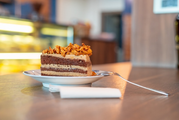 Brownies aux amandes sur plat avec la table à l'intérieur du café,