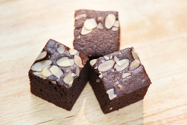 Brownies cake on the table - tranche de gâteau au chocolat avec noix sur bois