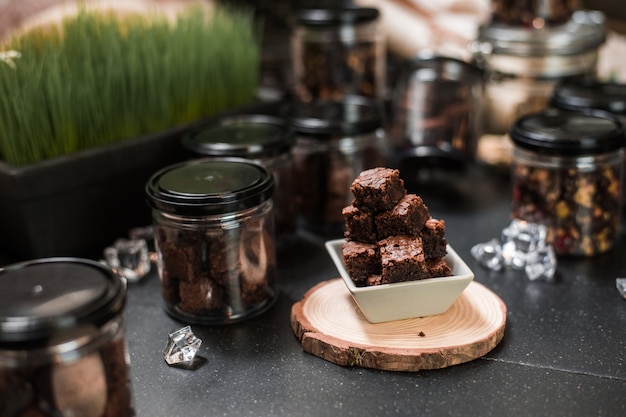 Brownies maison servis sur table noire au cafeÃ¢Â€Â‹