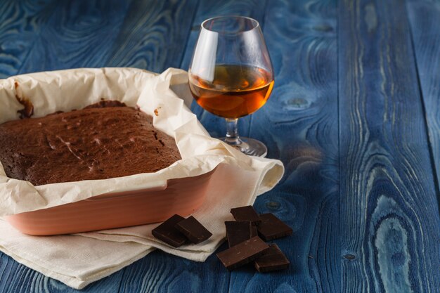 Brownies noirs frais sur fond de bois bleu.